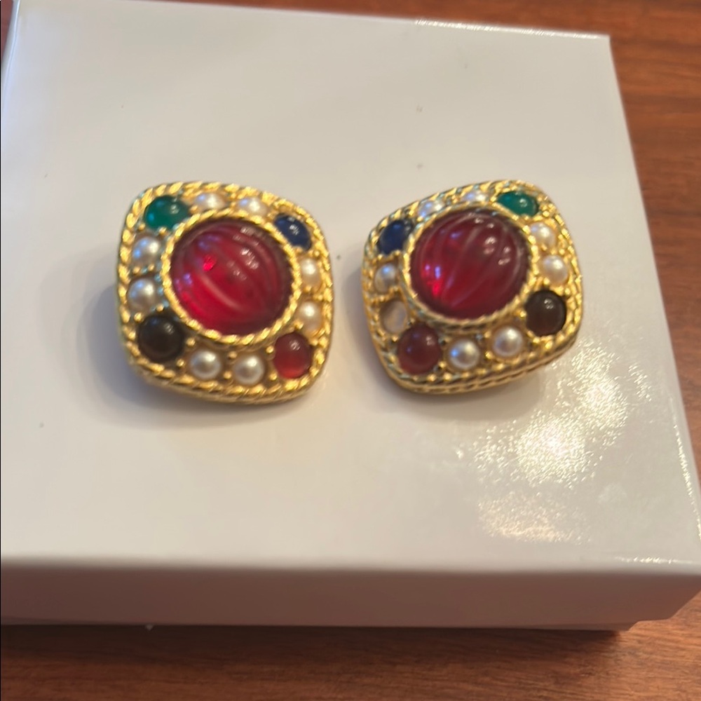Vintage vibrant clip on earrings gold tone multicolored stones faux pearls